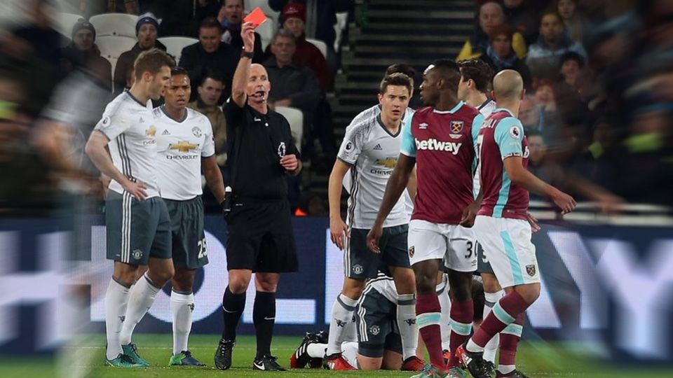 Wasit langganan liga Primer Inggris, Mike Dean sempat mengomentari kinerja wasit dari Indonesia. Copyright: © mirror